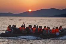 Archivbild 2015: Geflüchtete auf einem Boot vor der griechischen Küste