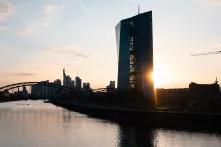 Silhouette des Hauses der Europäischen Zentralbank, dahinter die untergehende Sonne