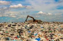 Eine Deponie voller Plastikmüll in Ayutthayas Bang Ban District 