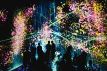 Aufgenommen im teamLab Borderless Light Museum während einer Projektion eines Wasserfalls und Neonfarben in Tokio, Japan.
