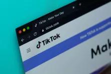 Das Logo von Tiktok ist auf einem Bildschirm zu sehen.