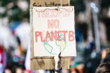 Demoschild auf dem Steht "There is no Planet B"