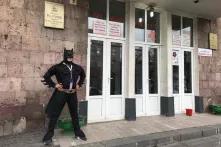 Komiker Narek Margaryan verkleidet als Batman