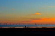 Windräder an der Küste von Liverpool Großbritannien Brexit Energie