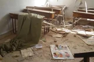 Ein zerstörtes Klassenzimmer in Idlib, Syrien