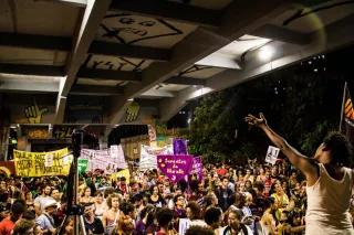 Versammlung von Menschen in Brasilien unter dem Santa-Tereza-Viadukt in der Innenstadt von Belo Horizonte, um der vor einem Jahr ermordeten Marielle Franco und des Fahrers Anderson Gomes zu gedenken.