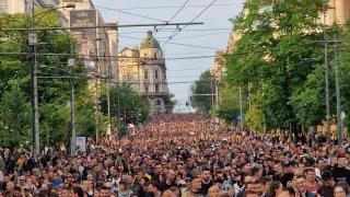 Eine Straße in Serbien voller Demonstrierender