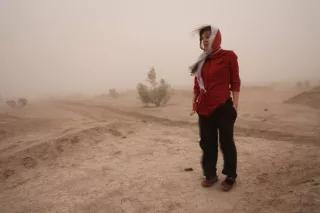Eine Frau im Sandsturm in der Nähe der iranischen Stadt Meybod.