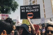 Schild "We will no be silent"