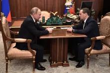 Vladimir Putin und Dmitry Medvedev an einem Tisch