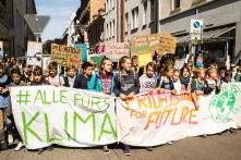 Junge Menschen von Fridays For Future protestieren auf der Straße für mehr Klimaschutz