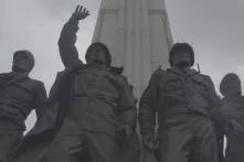 Denkmal zeigt vier Soldaten