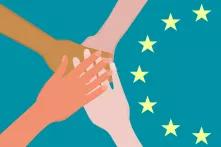 Vier Hände neben den Sternen der EU-Flagge