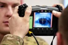Ein Fallschirmjäger scannt die Iris eines anderen Soldaten mit dem HIIDE-System (Handheld Interagency Identity Detection Equipment)ency Identity Detection Equipment, or HIIDE
