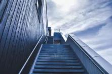 schwarz/weiß Bild: Treppe eines Gebäudes, Richtung Himmel