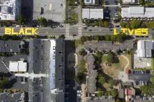 Vogelperspektive auf Straßenzug in San Francisco, auf dem Black Lives steht