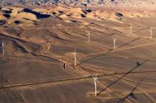 Blick auf Windräder, die in der Atacama-Wüste stehen