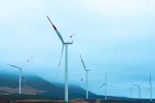 Blick auf Windräder, die in einem Windpark in Chile stehen.