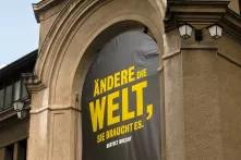 Plakat - Spruch von Brecht: "ÄNDERE DIE WELT, SIE BRAUCHT ES." Berthold Brecht