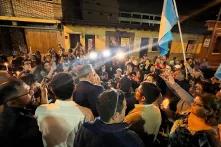 Das Foto zeigt den Kandidaten Bernardo Arévalo und besorgte Bürger*innen, die sich am Samstag vor dem Verfassungsgericht versammelten.