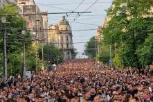 Eine Straße in Serbien voller Demonstrierender