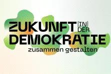 Aufmacherbild zu unserer Zukunftskonferenz 2023: grün/oranger Hintergrund + Aufschrift: "Zukunft (in ) der Demokratie" - zusammen gestalten