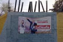 Wahlplakat der Regierungspartei MORENA auf einer grau-gelben Wand