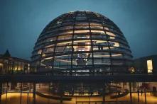 Die Kuppel des Reichstags erleuchtet bei Nacht