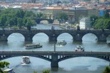 Brücken über die durch Prag fließende Moldau