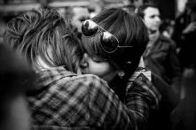 Zwei sich küssende Frauen, aufgenommen 2010 in Paris