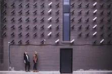 Eine Häuserwand voller Überwachungskameras 