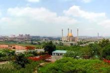 Blick auf die Skyline Abujas. Am hervorstechendsten zeigt sich die Große Moschee