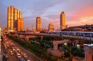 Hochhäuser, Schienen und Straßen Bangkoks bei Sonnenuntergang