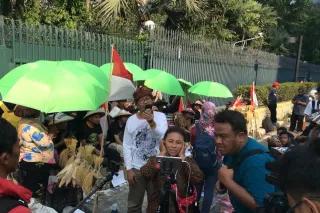 Menschen protestieren vor der Deutschen Botschaft in Jakarta