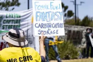 Plakat mit dem Text 'Fossil Fuel Fantasy = Carbon Capture Storage'