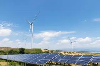 Windräder und Photovoltaikalagen in einer Landschaft