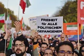 Demonstration in Solidarität mit den Protesten gegen die iranische Regierung im Tiergarten in Berlin.