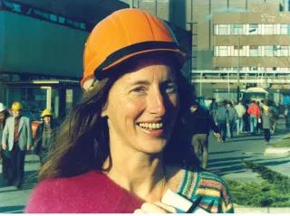 Eva Quistorp in Lubmin/Greifswald im Jahr 1990 vor dem Atomkraftwerk
