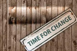 Schild mit der Aufschrift "Time for Change"