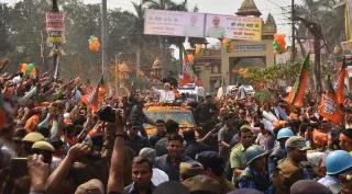 Rechtspopulismus in Indien: Foto von Narendra Modi in einer feiernden Menschenmenge