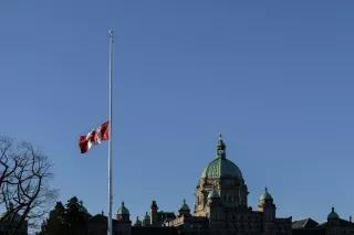 Parlament in Kanada mit kanadischer Fahne