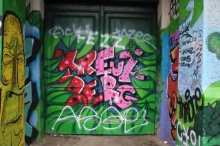 Haustür mit Graffiti