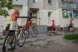 Menschen auf Fahrrädern mit einem Roten Kreuz am Uniform